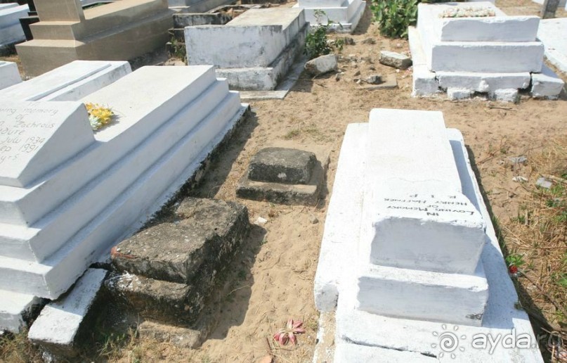 Скучный Банжул и его весьма нетривиальное кладбище