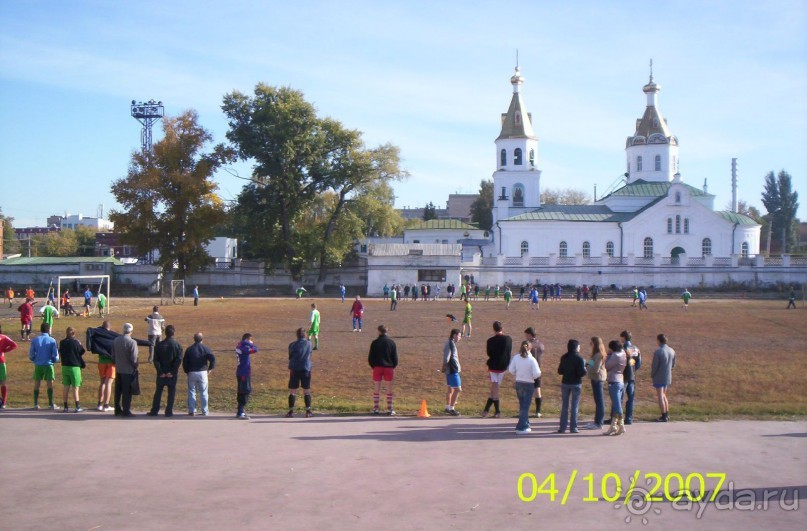Мирно уживаются церковь Святых Петра и Павла, и стадиона Буревестник в Самаре