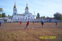 Мирно уживаются церковь Святых Петра и Павла, и стадиона Буревестник в Самаре