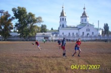 Мирно уживаются церковь Святых Петра и Павла, и стадиона Буревестник в Самаре