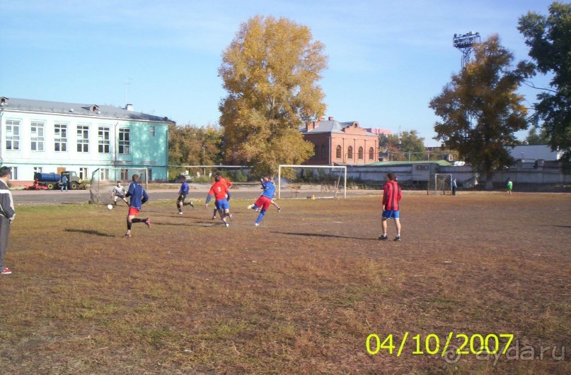 Мирно уживаются церковь Святых Петра и Павла, и стадиона Буревестник в Самаре