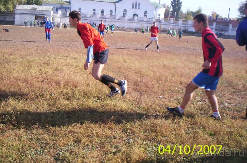 Мирно уживаются церковь Святых Петра и Павла, и стадиона Буревестник в Самаре