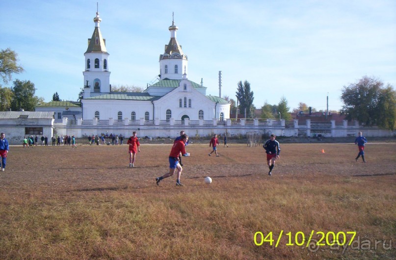 Мирно уживаются церковь Святых Петра и Павла, и стадиона Буревестник в Самаре