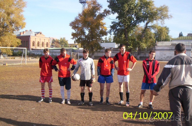 Мирно уживаются церковь Святых Петра и Павла, и стадиона Буревестник в Самаре