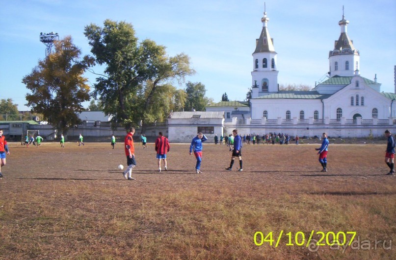 Мирно уживаются церковь Святых Петра и Павла, и стадиона Буревестник в Самаре