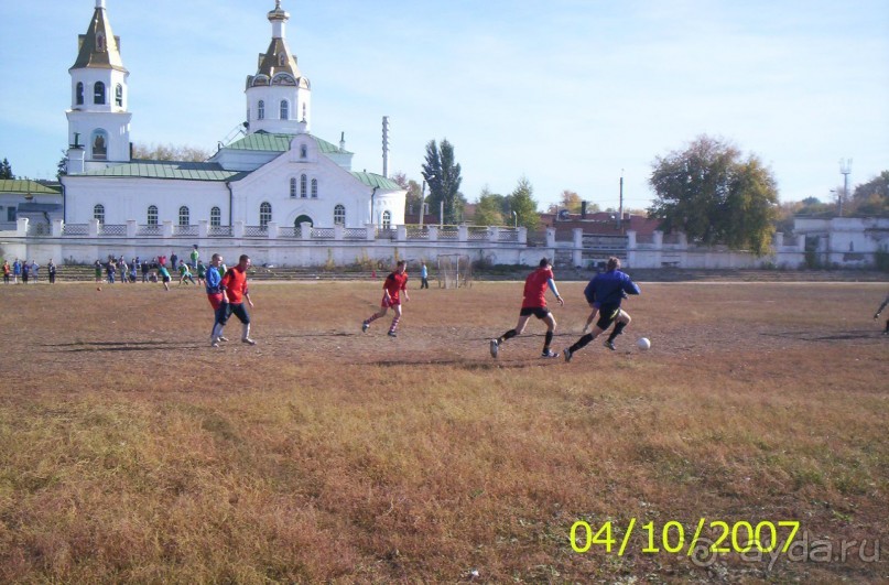 Мирно уживаются церковь Святых Петра и Павла, и стадиона Буревестник в Самаре