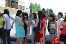 На теплоходе музыка играет