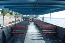 На теплоходе музыка играет