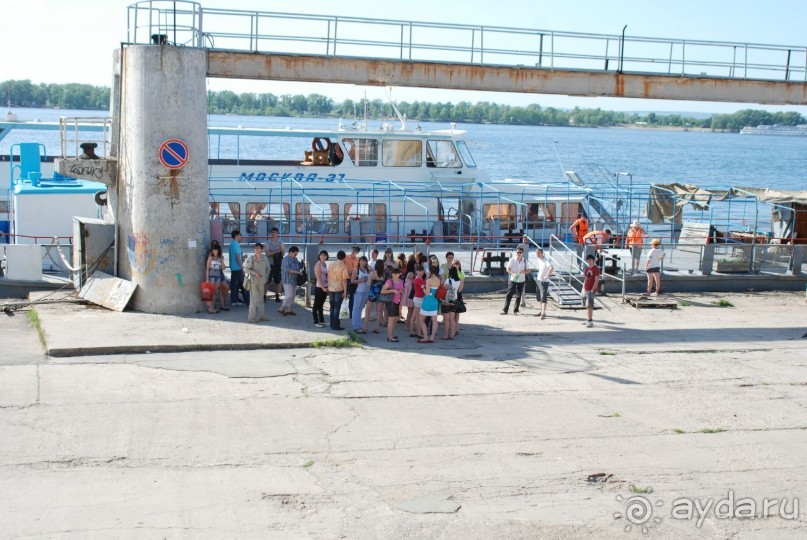 На теплоходе музыка играет