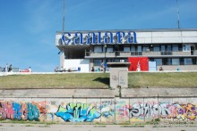 На теплоходе музыка играет На теплоходе музыка играет