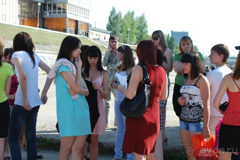 На теплоходе музыка играет