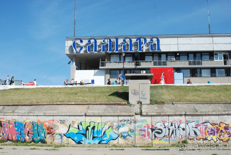 На теплоходе музыка играет