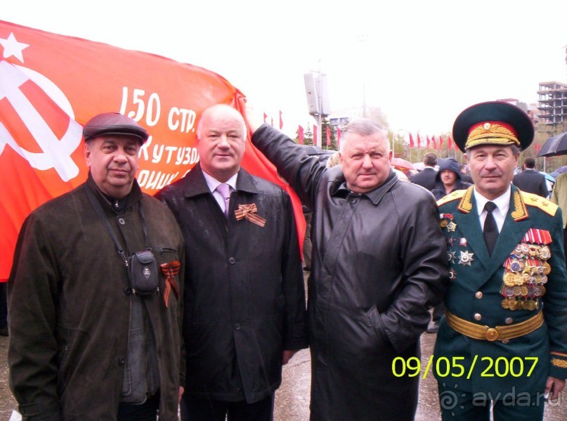 Парад Победы на площади Куйбышева в Самаре (самой большой площади в Европе).