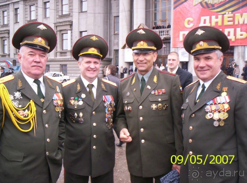 Парад Победы на площади Куйбышева в Самаре (самой большой площади в Европе).