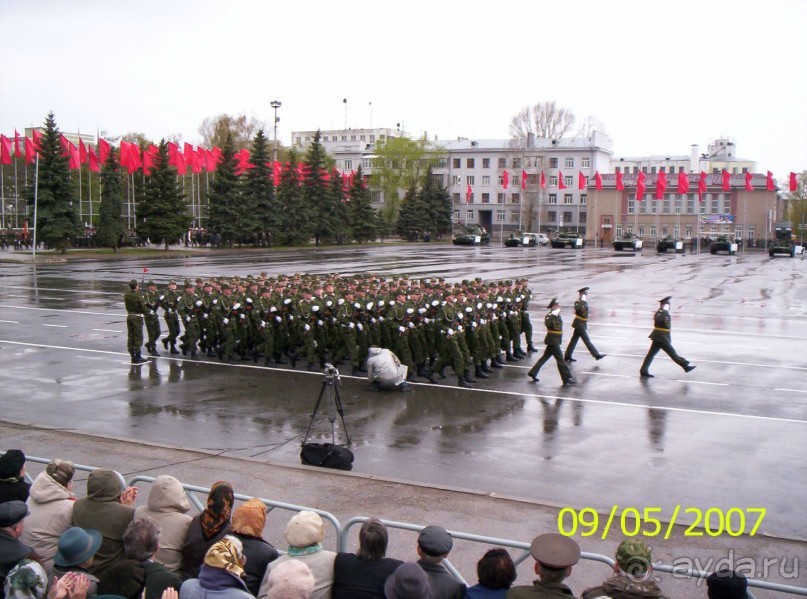 Парад Победы на площади Куйбышева в Самаре (самой большой площади в Европе).