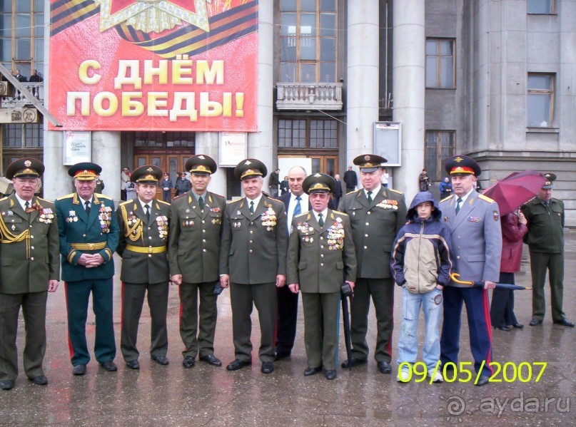 Парад Победы на площади Куйбышева в Самаре (самой большой площади в Европе).
