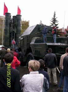 Парад Победы на площади Куйбышева в Самаре (самой большой площади в Европе).