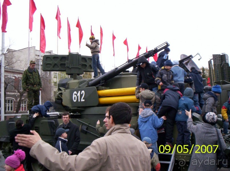 Парад Победы на площади Куйбышева в Самаре (самой большой площади в Европе).