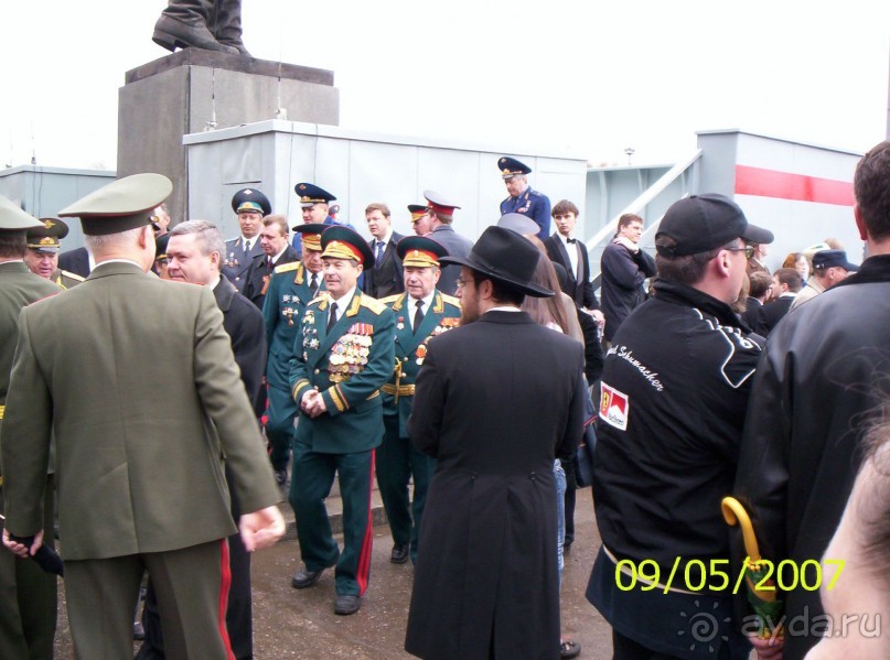 Парад Победы на площади Куйбышева в Самаре (самой большой площади в Европе).