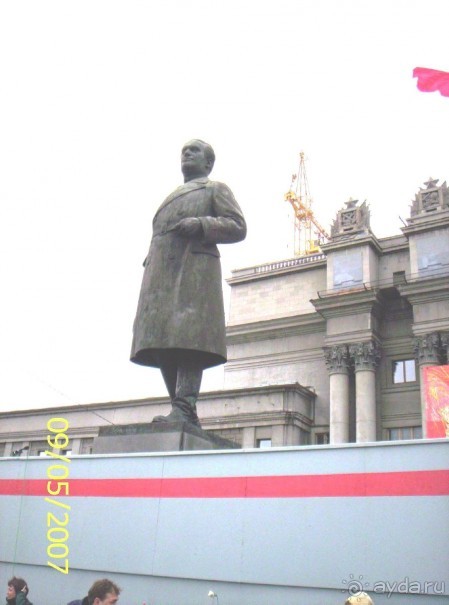 Парад Победы на площади Куйбышева в Самаре (самой большой площади в Европе).