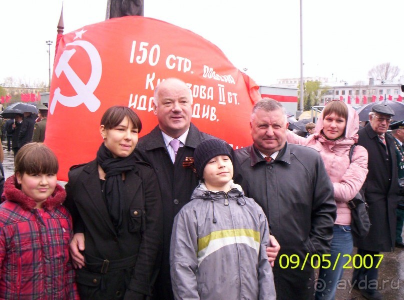Парад Победы на площади Куйбышева в Самаре (самой большой площади в Европе).