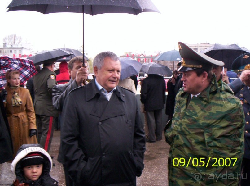 Парад Победы на площади Куйбышева в Самаре (самой большой площади в Европе).