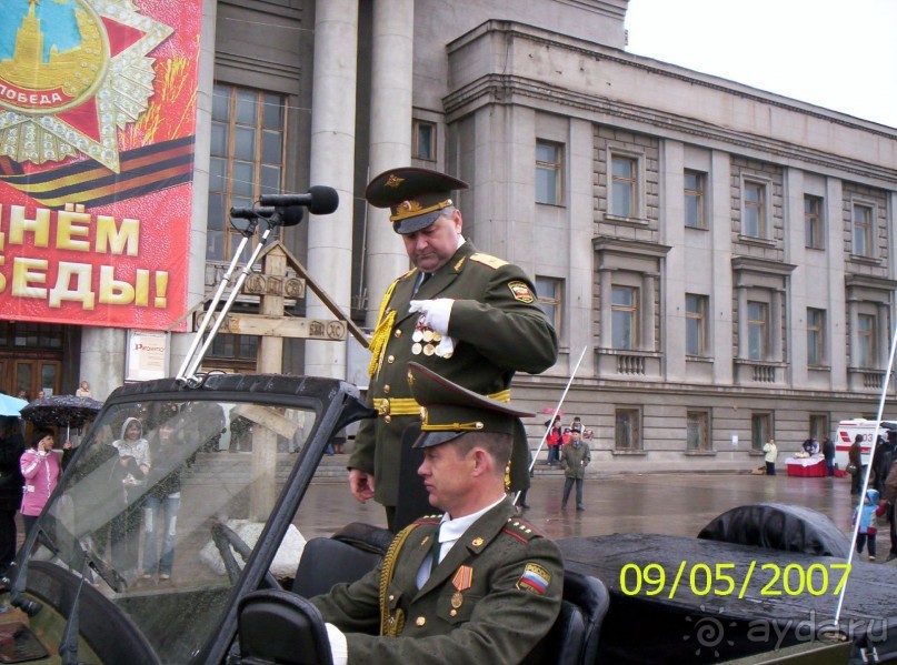Парад Победы на площади Куйбышева в Самаре (самой большой площади в Европе).
