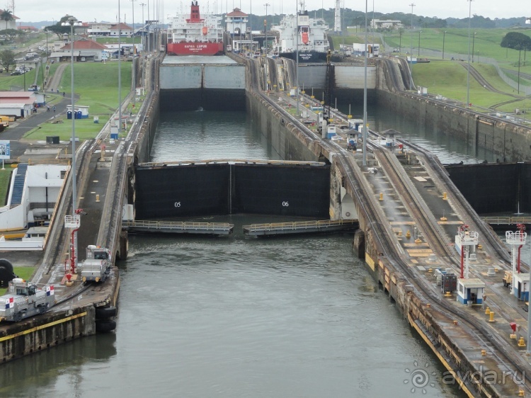 Панамский канал 2 - вид изнутри.