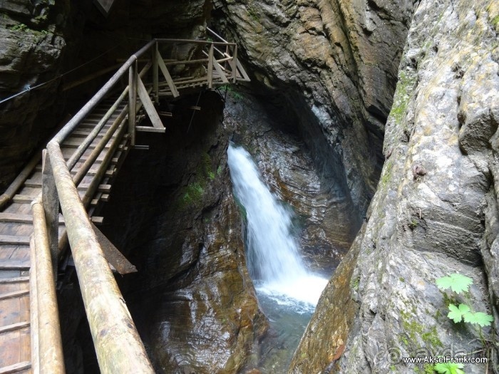 Ragga, водопад в ущелье