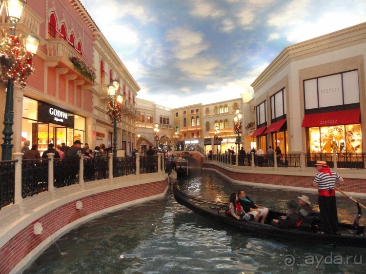 Отель Venetian, Лас Вегас. В гондоле по второму этажу.