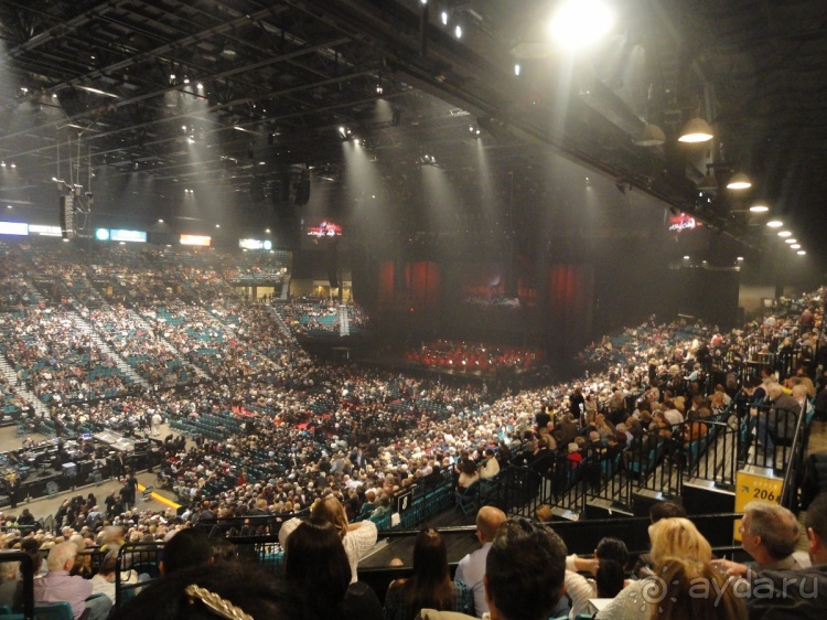 Отель Venetian, Лас Вегас. В гондоле по второму этажу.