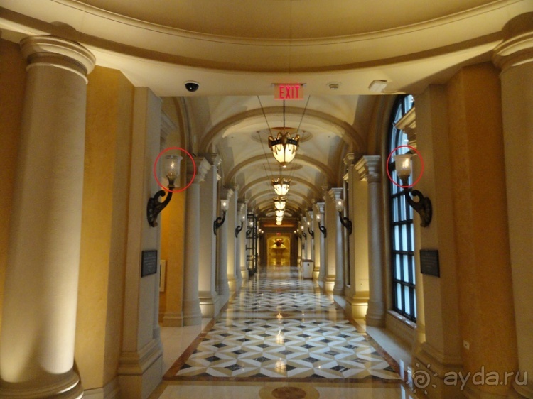 Отель Venetian, Лас Вегас. В гондоле по второму этажу.