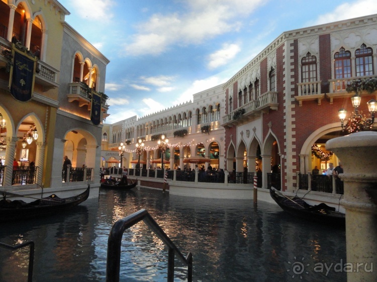 Альбом отзыва "Отель Venetian, Лас Вегас. В гондоле по второму этажу."