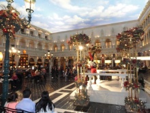 Отель Venetian, Лас Вегас. В гондоле по второму этажу.