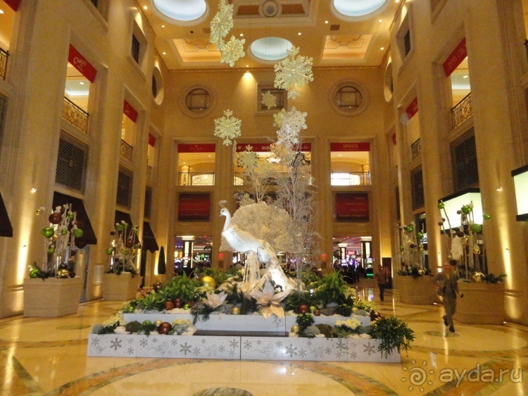 Отель Venetian, Лас Вегас. В гондоле по второму этажу.