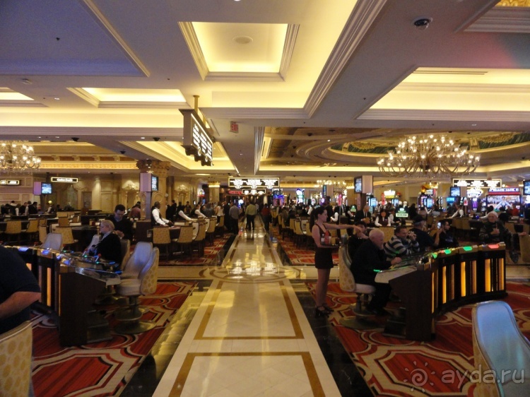 Отель Venetian, Лас Вегас. В гондоле по второму этажу.