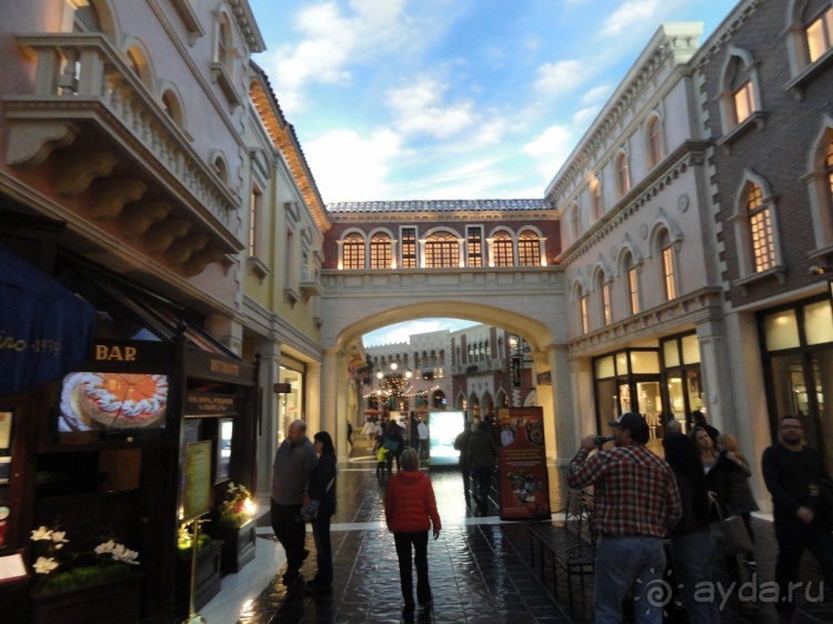 Отель Venetian, Лас Вегас. В гондоле по второму этажу.