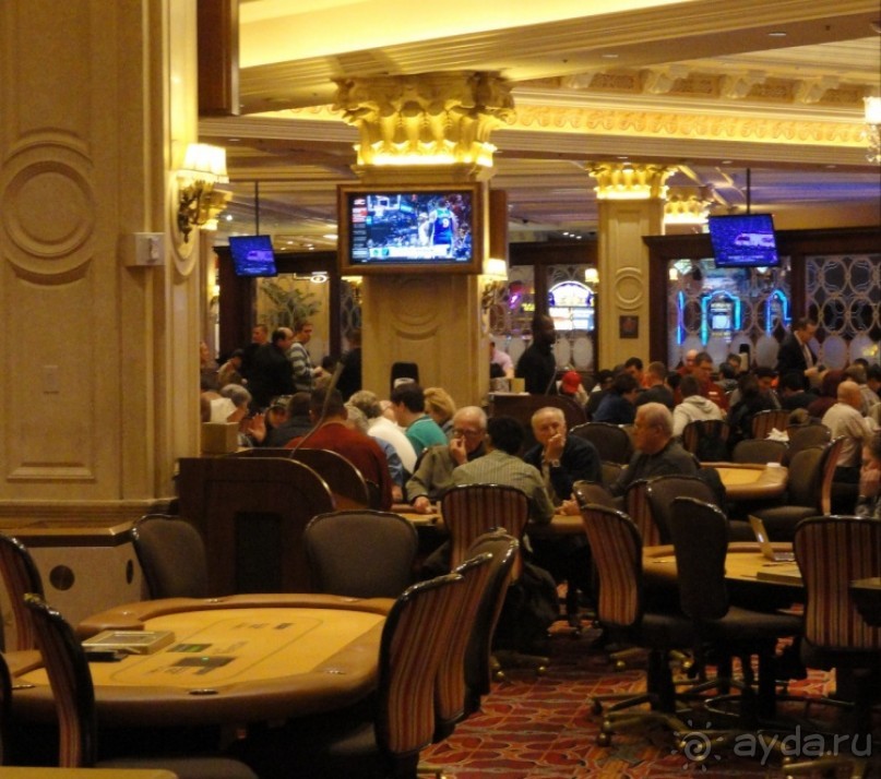 Отель Venetian, Лас Вегас. В гондоле по второму этажу.