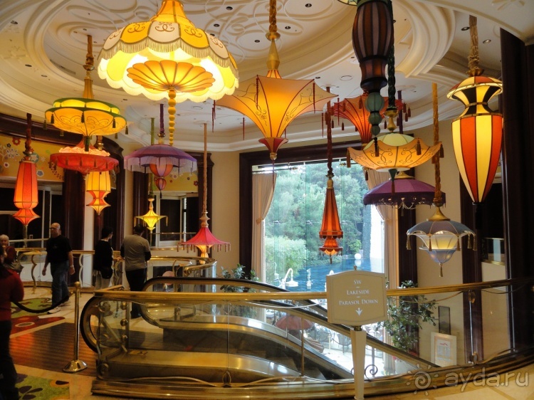 Отель Venetian, Лас Вегас. В гондоле по второму этажу.