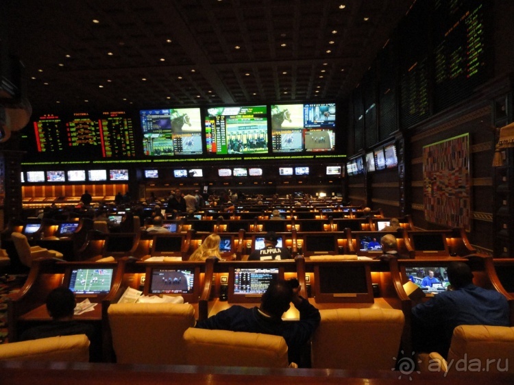 Отель Venetian, Лас Вегас. В гондоле по второму этажу.