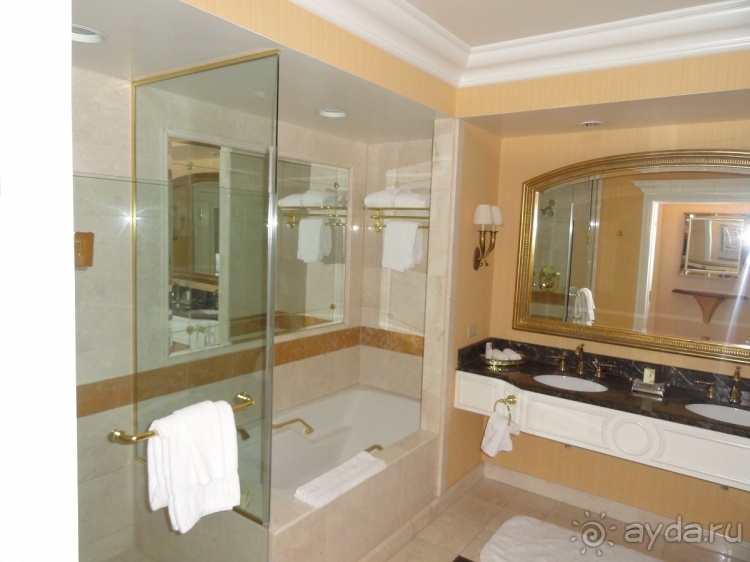 Отель Venetian, Лас Вегас. В гондоле по второму этажу.