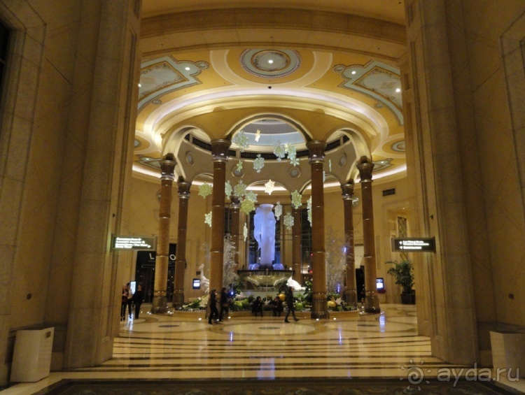 Отель Venetian, Лас Вегас. В гондоле по второму этажу.