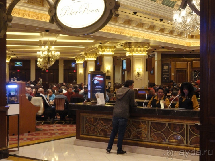 Отель Venetian, Лас Вегас. В гондоле по второму этажу.