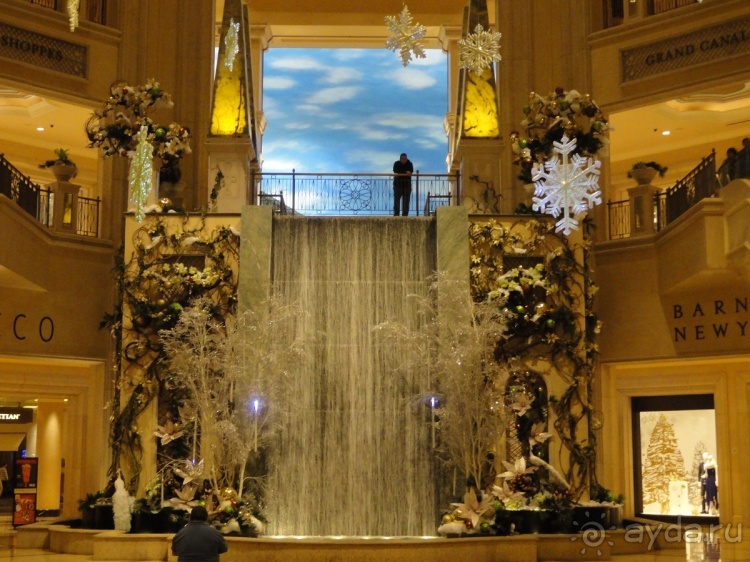 Отель Venetian, Лас Вегас. В гондоле по второму этажу.