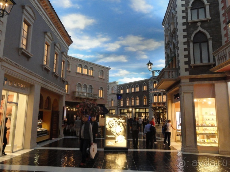 Отель Venetian, Лас Вегас. В гондоле по второму этажу.