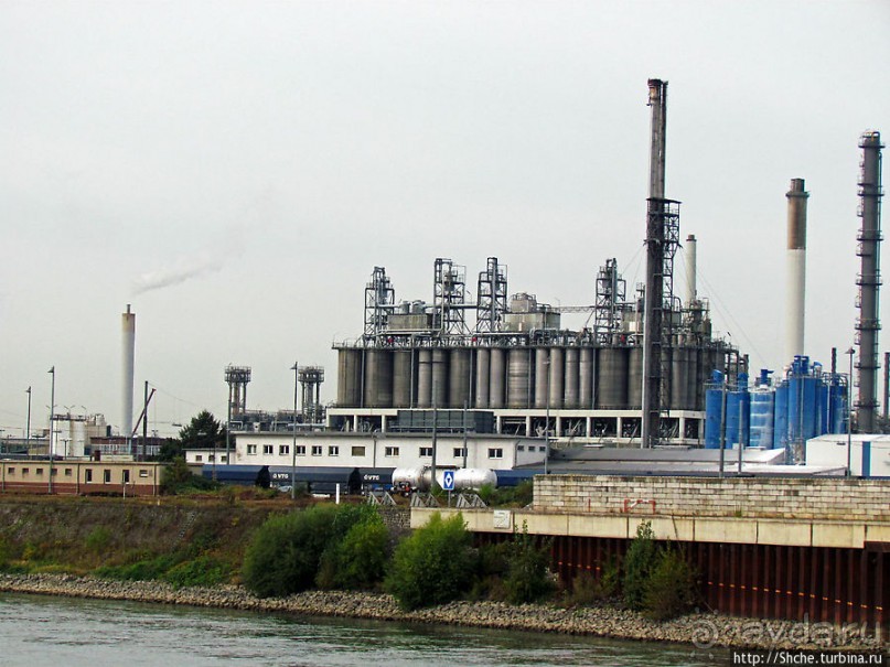 Огромный речной порт-терминал Am Godorfer Hafen