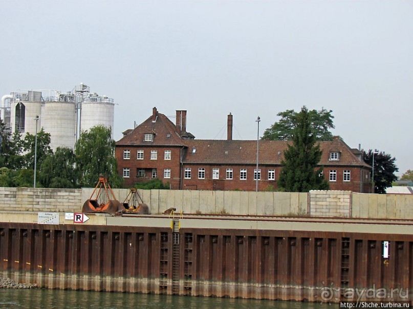 Огромный речной порт-терминал Am Godorfer Hafen