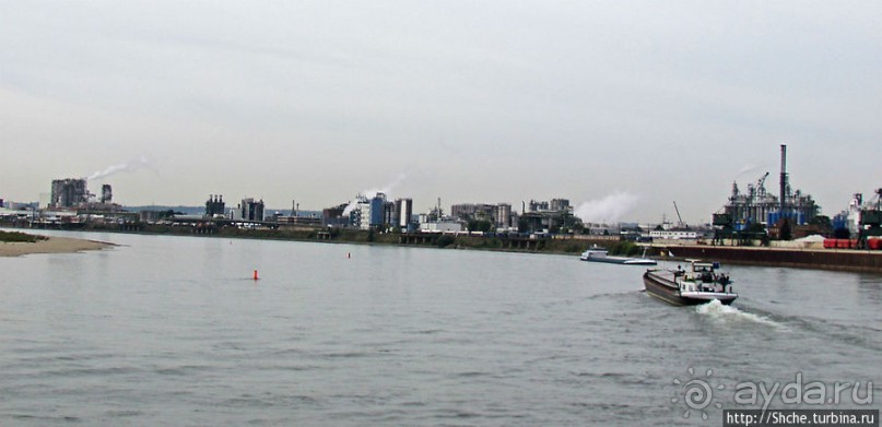 Огромный речной порт-терминал Am Godorfer Hafen