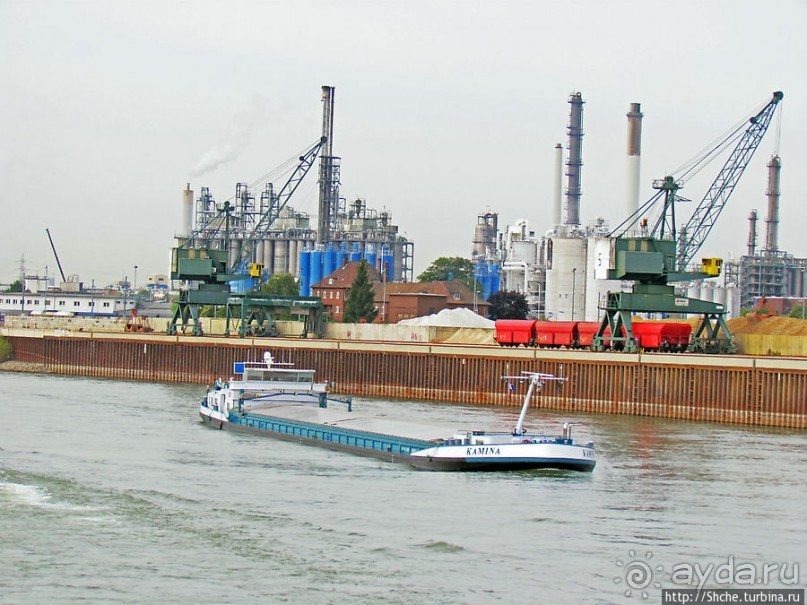 Огромный речной порт-терминал Am Godorfer Hafen