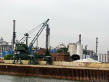 Огромный речной порт-терминал Am Godorfer Hafen